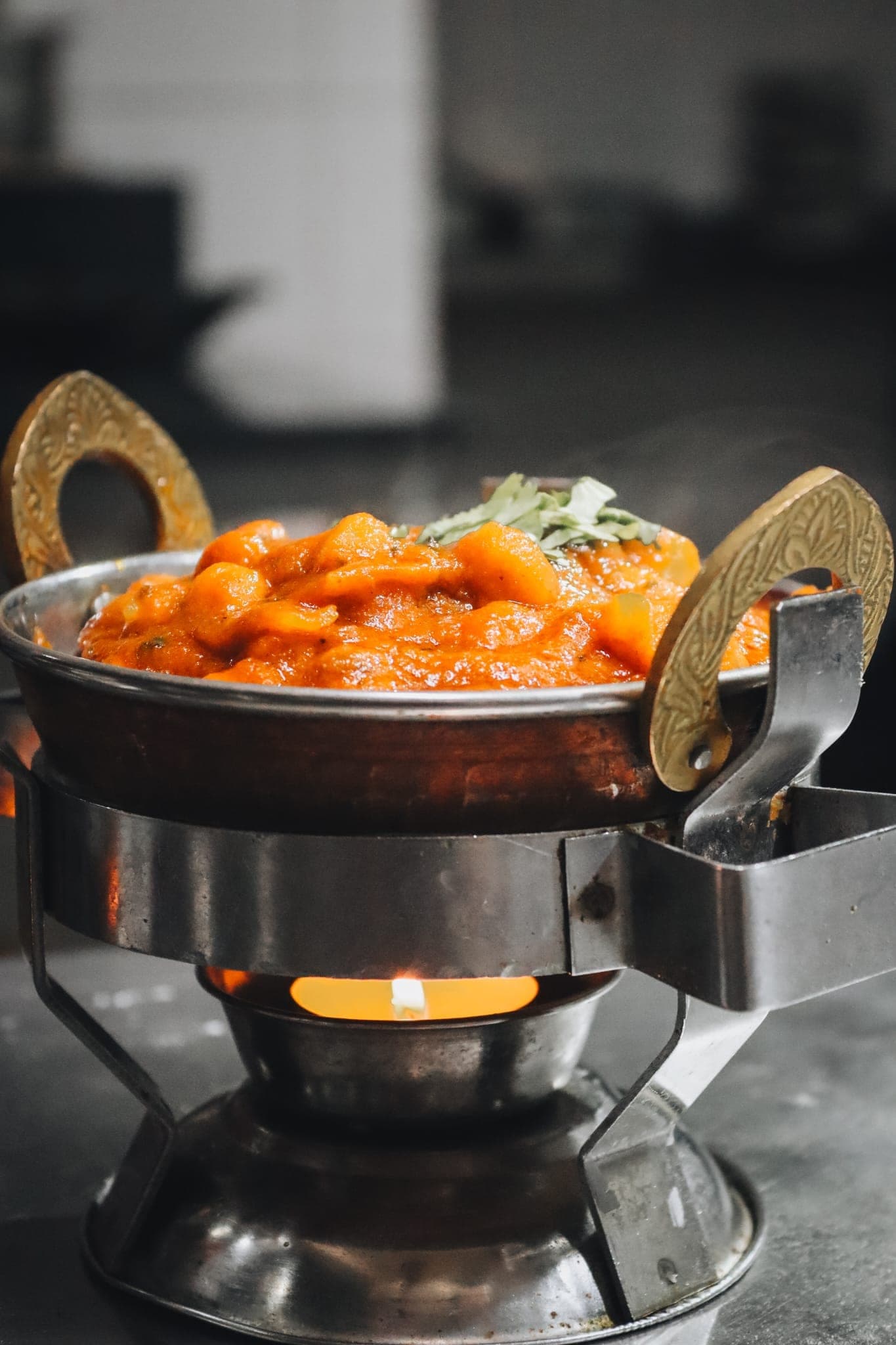 Madras-Curry mit Tomate und Mandelblättchen – scharfes indisches Curry aus der Küche des Indian Taj Cala Millor, Mallorca