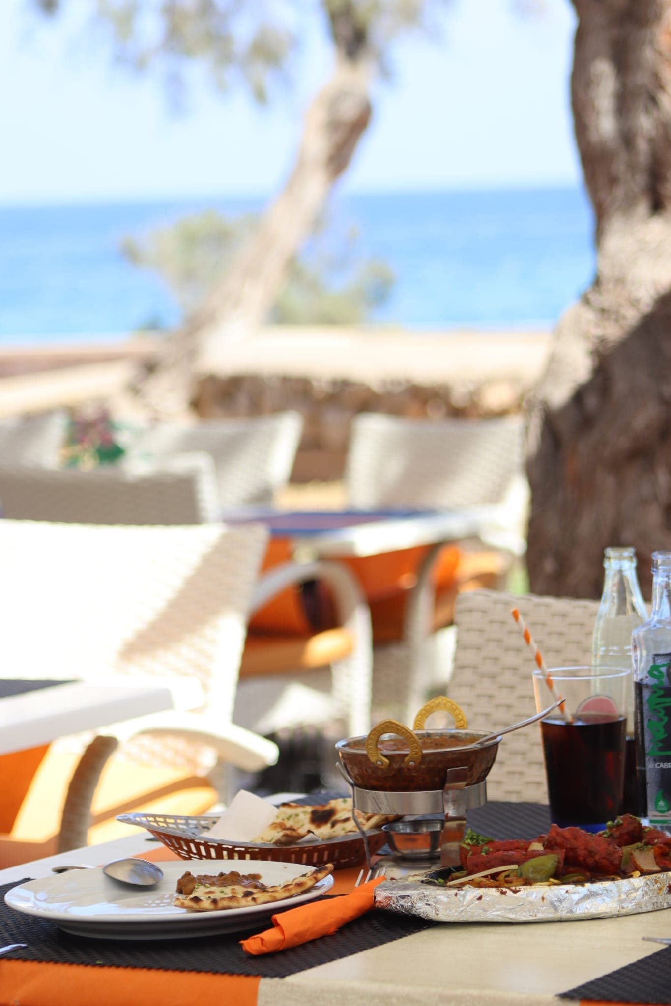Drei Karahi-Currys mit Teelichtern und Basmati-Reis im Indian Taj Cala Millor – authentisches indisches Restaurant auf Mallorca