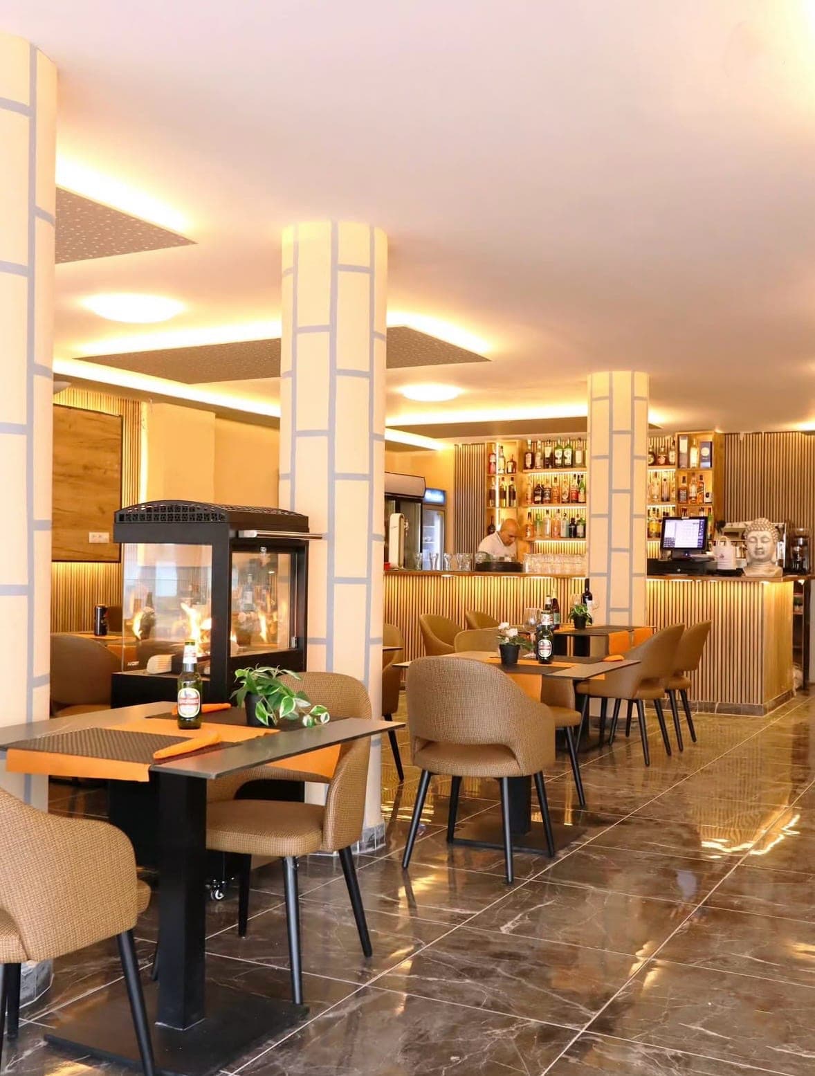 Innenbereich des Indian Taj Cala Millor – warm beleuchteter Speisesaal mit gedeckten Tischen, indisches Restaurant auf Mallorca