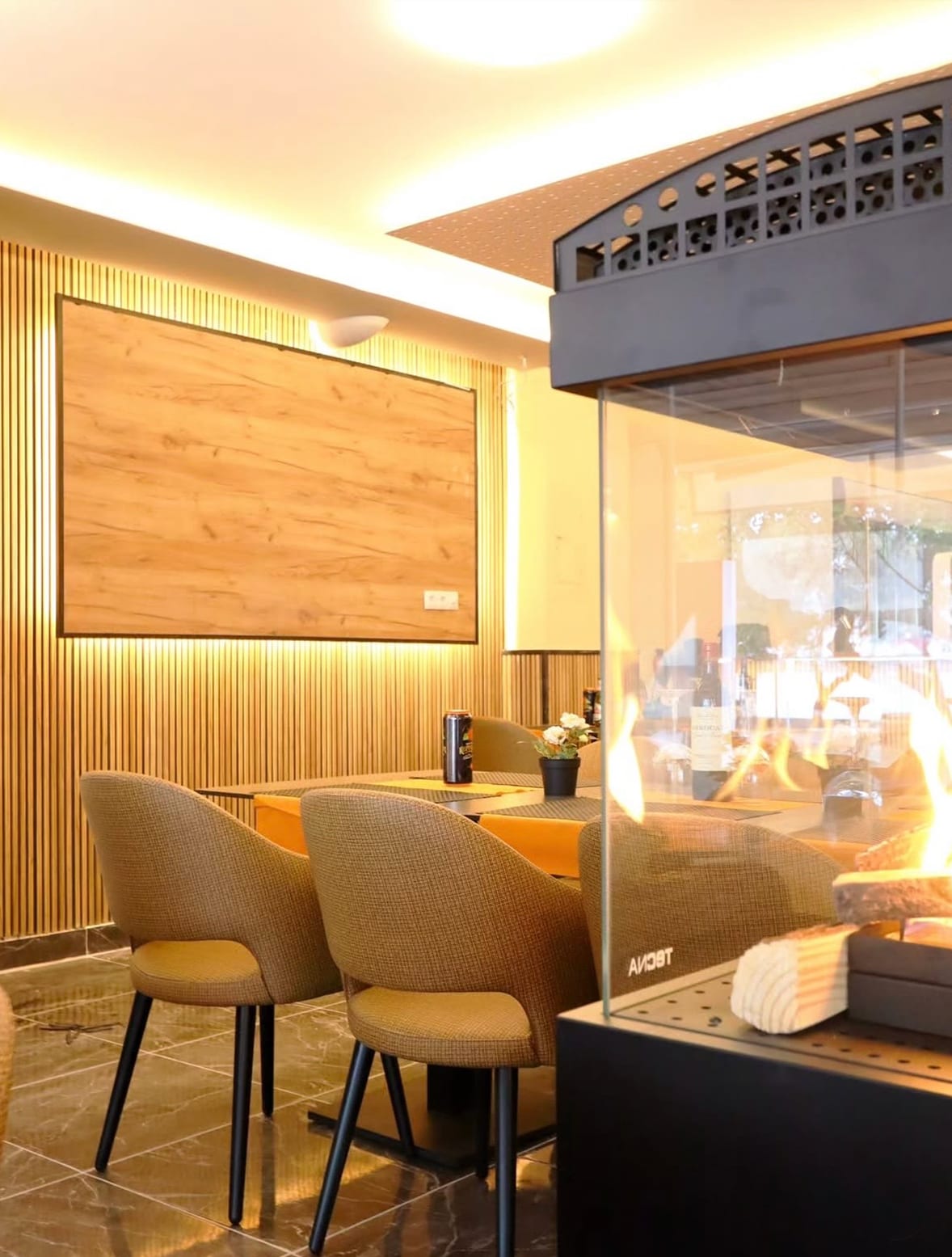Tisch reservieren im Indian Taj Cala Millor – warm beleuchteter Speisesaal mit gedeckten Tischen, indisches Restaurant am Strand von Mallorca