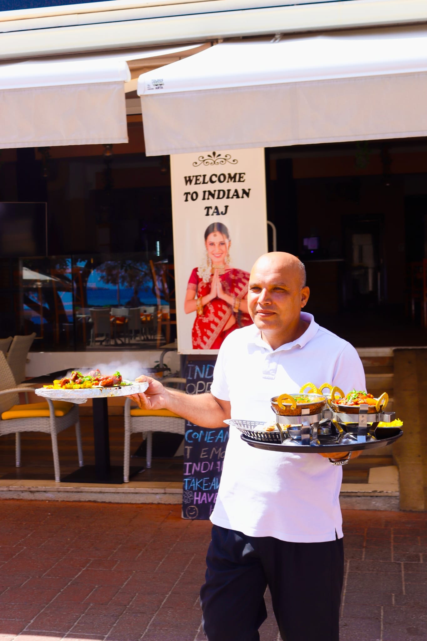 Flammen schlagen aus dem Tandoor des Indian Taj Cala Millor – authentische indische Küche aus dem Lehmofen auf Mallorca